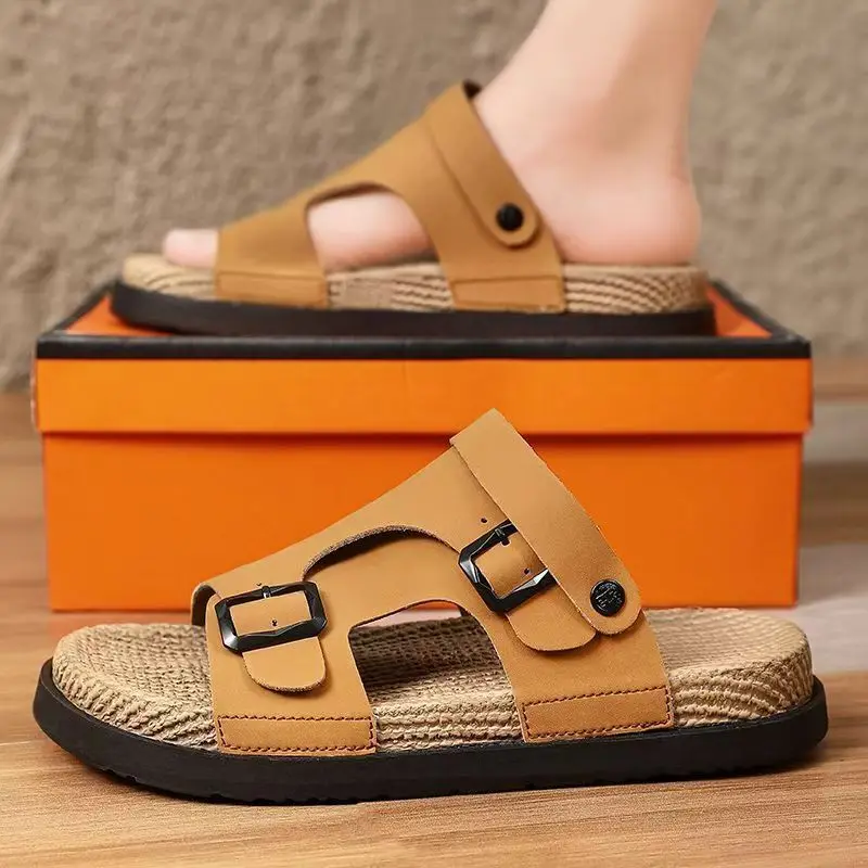 

Мужчины носят модные, противоскользящие, износостойкие, впитывающие пот тапочки на мягкой подошве для покупок и летние пляжные сандалии.