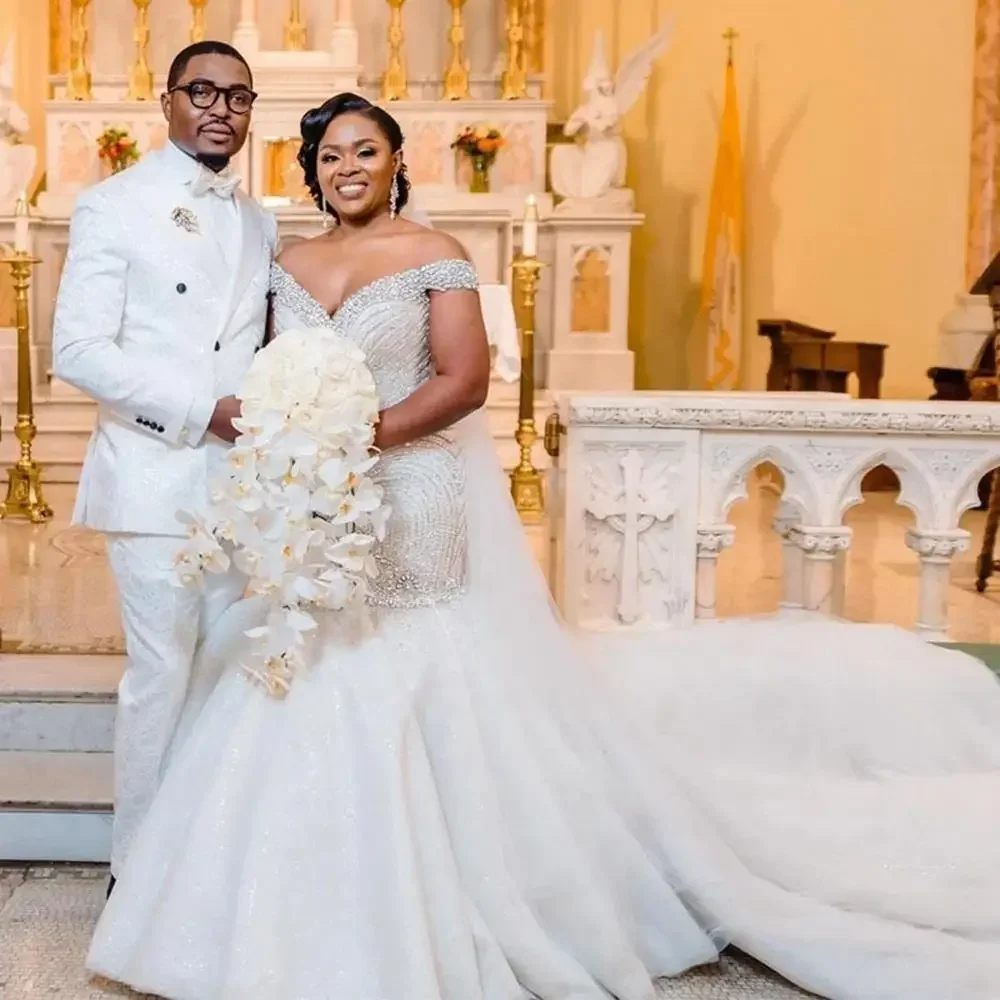 Maßgeschneidertes, schulterfreies, schulterfreies Brautkleid mit Perlenkristallen und glänzendem Tüll mit V-Ausschnitt im Meerjungfrau-Stil in Übergröße