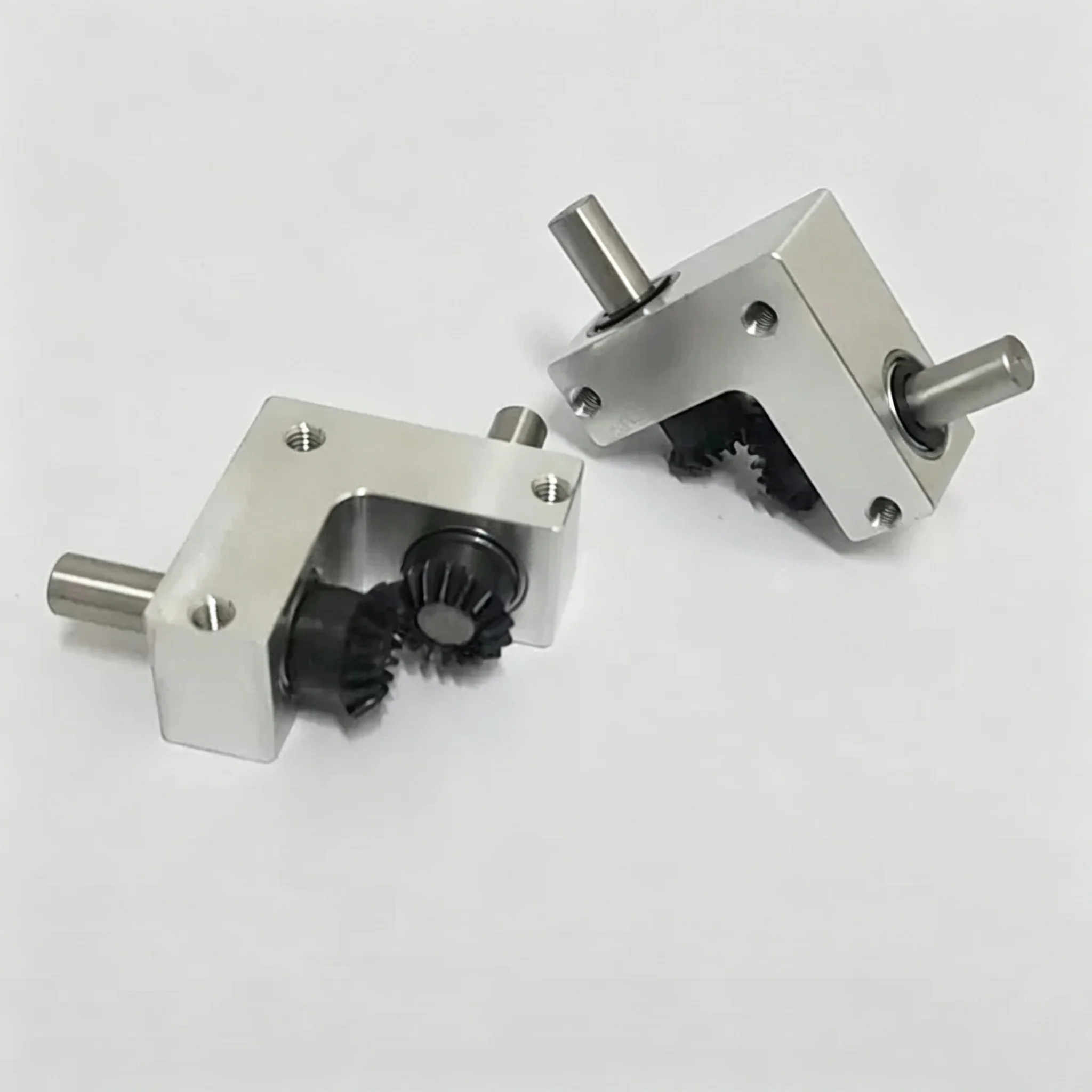 90-Degree Converter 1:1 Gear Ratio Compact Bevel Gearbox Right-Angle Reverser Shaft Diameter 4 mm/6 mm