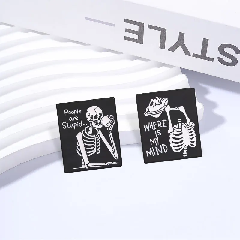 Die Leute sind dumm, wo ist mein Verstand? Skelett-Abzeichen Emaille-Pin, dunkler Humor, Halloween-Skelett-Broschen, Taschen-Revers-Abzeichen, Schmuckgeschenk. – Detail 4