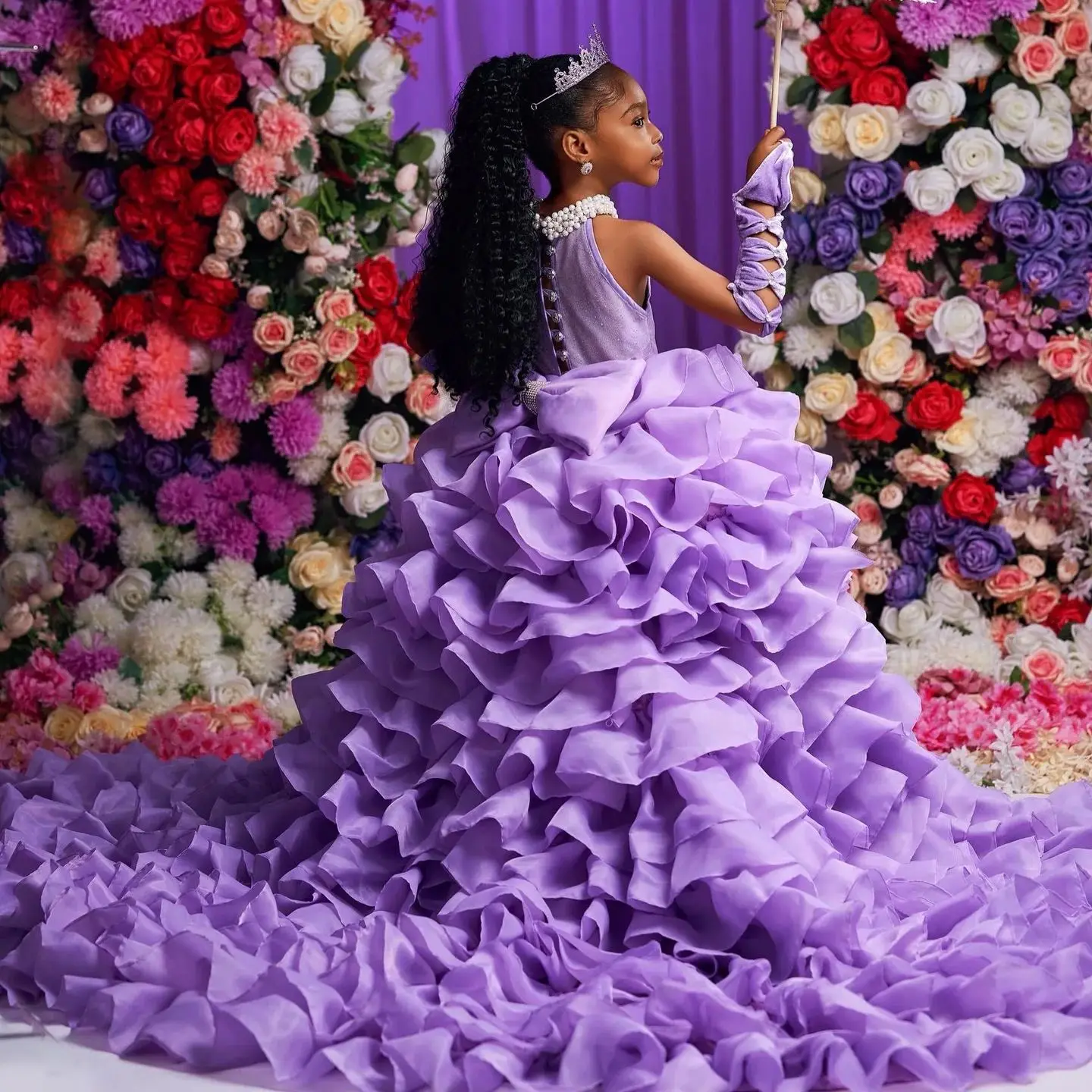 ラベンダー色のふわふわした女の子の誕生日パーティー用ドレス、カスタマイズされたフリル付きライラックのフラワーガールドレス、ベビー・キッズ用フォトシュート用ボールガウン