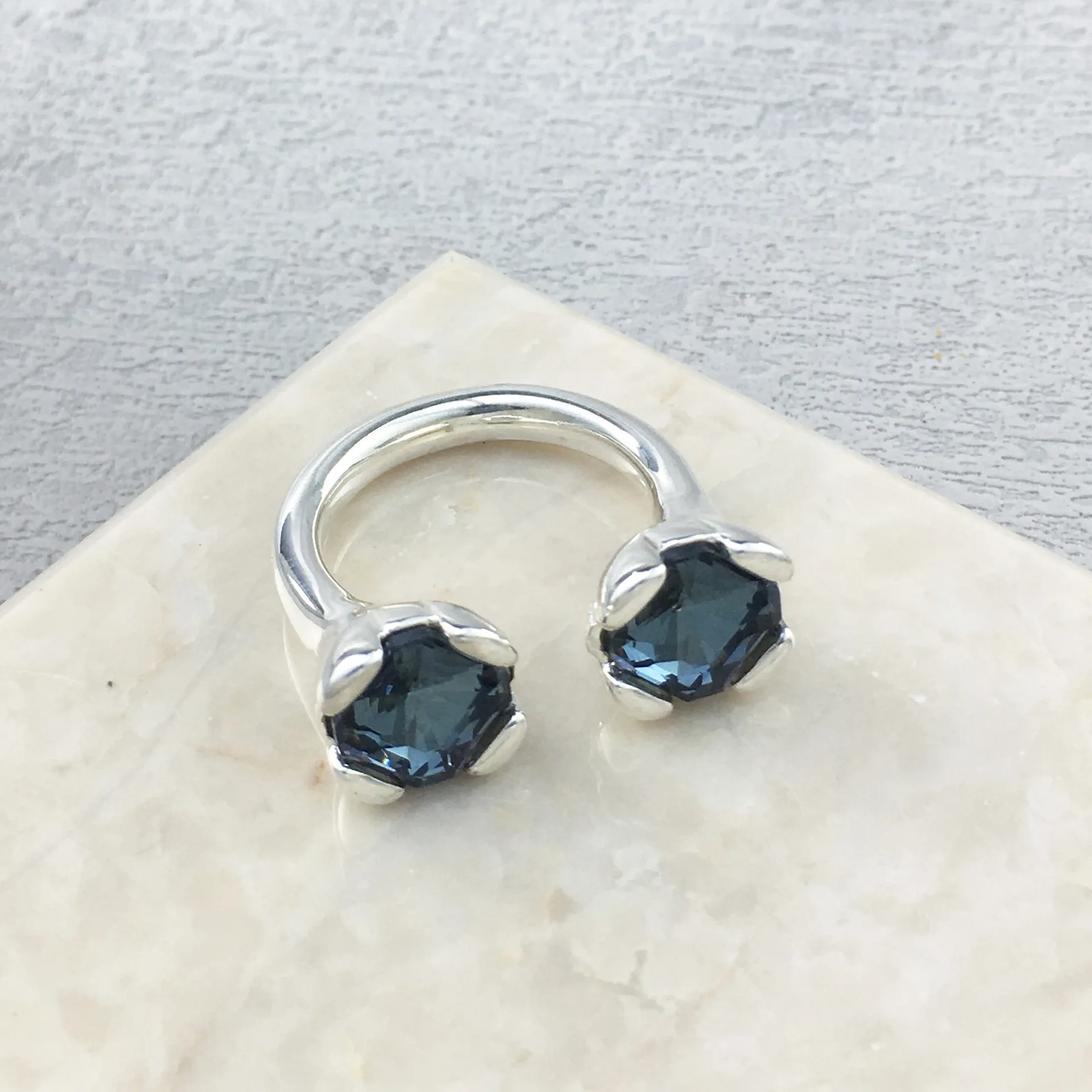 

2025 г., популярное в Европе и Америке нишевое модное кольцо с гальваническим серебряным синим драгоценным камнем, подходящее для женских украшений