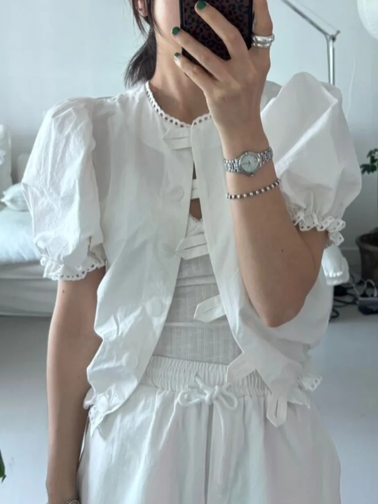 

Chic Single-Button Bubble-Sve irt Women's Summer New Sle Personali Splicing Lace Trim Top Age-Defng Ele Faion