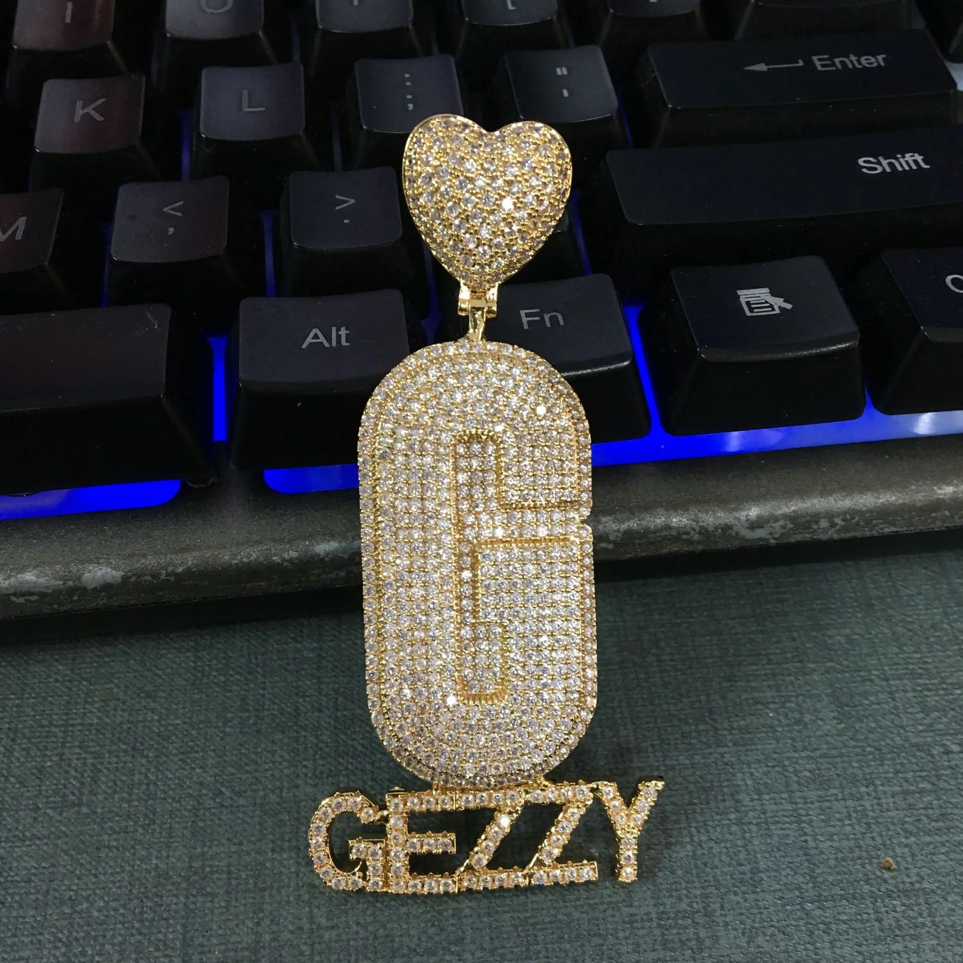 تخصيص جريئة الأولي رسالة A-Z المرفقة رسائل صغيرة قلادة مع القلب الكفالة مايكرو معبد تشيكوسلوفاكيا قلادة مجوهرات شخصية