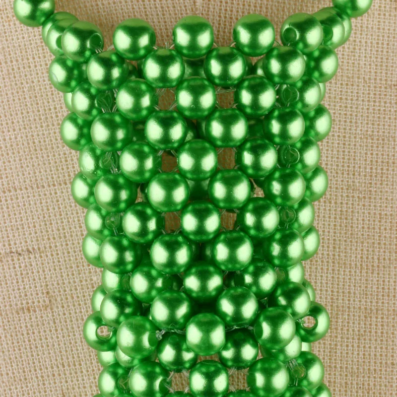 Stilvolle farbige Krawatte für Damen mit handgeschwindigten Perlen. Runway-Ready-Accessoire kann als Halskette oder Pulloverkette getragen werden – Detail 7