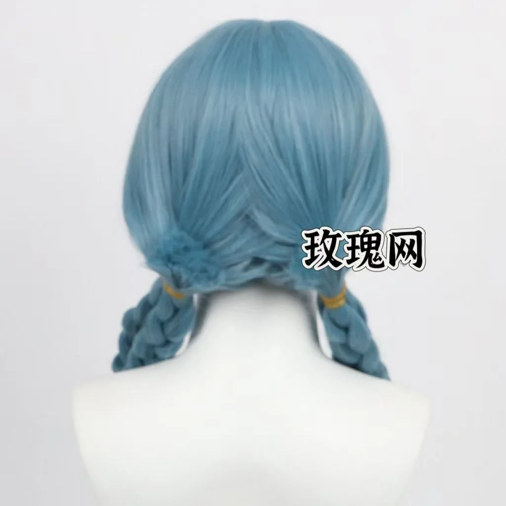 회색과 파란색의 이중 트위스트 머리띠에 깔끔한 앞머리가 달린, 애니메이션 같은, 비인간적인, 작은 용 소녀의 가발처럼 보이는 머리띠입니다.