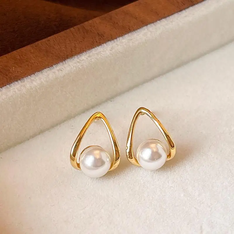 1 Paar kleine Ohrstecker in Gold- oder Silberfarbe mit Perlen für Damen, minimalistischer, metallischer, hohler, geometrischer Schmuck. – Detail 5