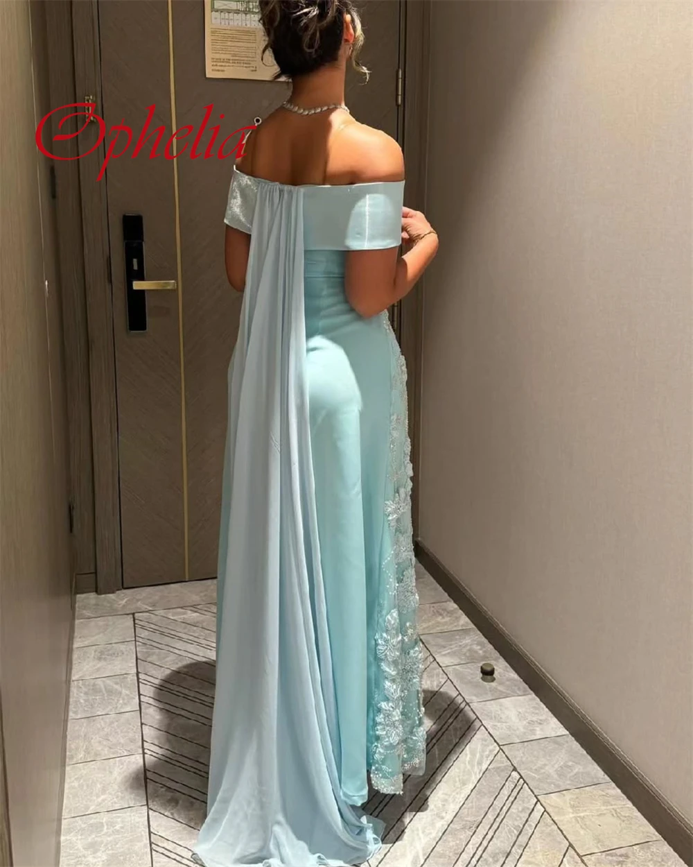 Abito da sera senza maniche di lusso personalizzato con spalle scoperte Abiti da ballo con fiori in raso di alta qualità Abiti da festa da sposa delicati