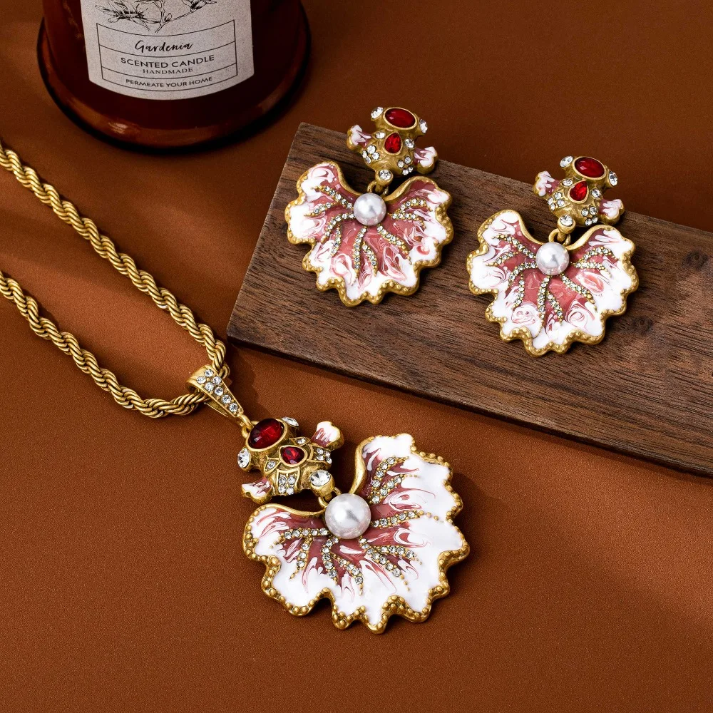 

Fashion New Chinese Style Retro Palace Style Light Luxury High-end Red Enamel Clear Rhinestone Paved Fish Pendant Stud Earrings