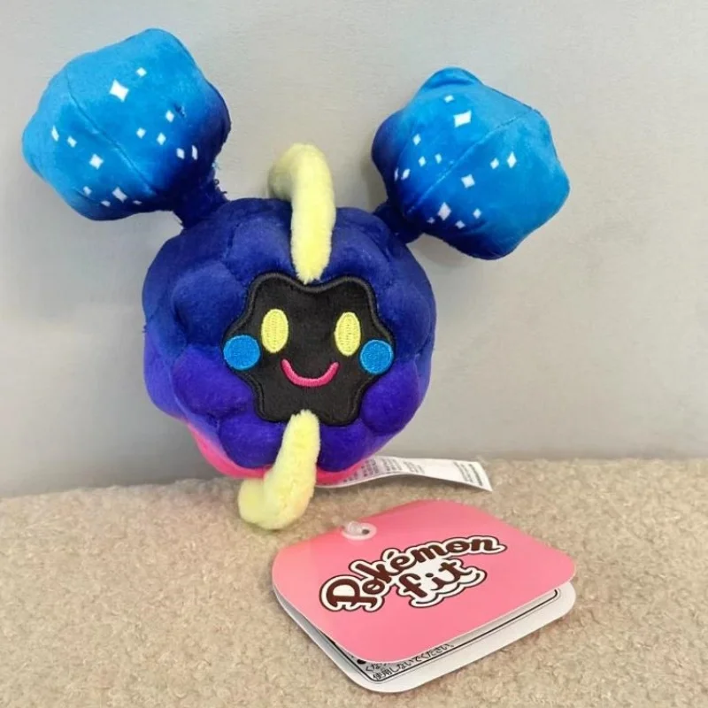 Een Pokemon-knuffel uit de regio Alola, een Kosmogu Ferro-mantisbeeldje, als vakantiecadeau voor vrienden