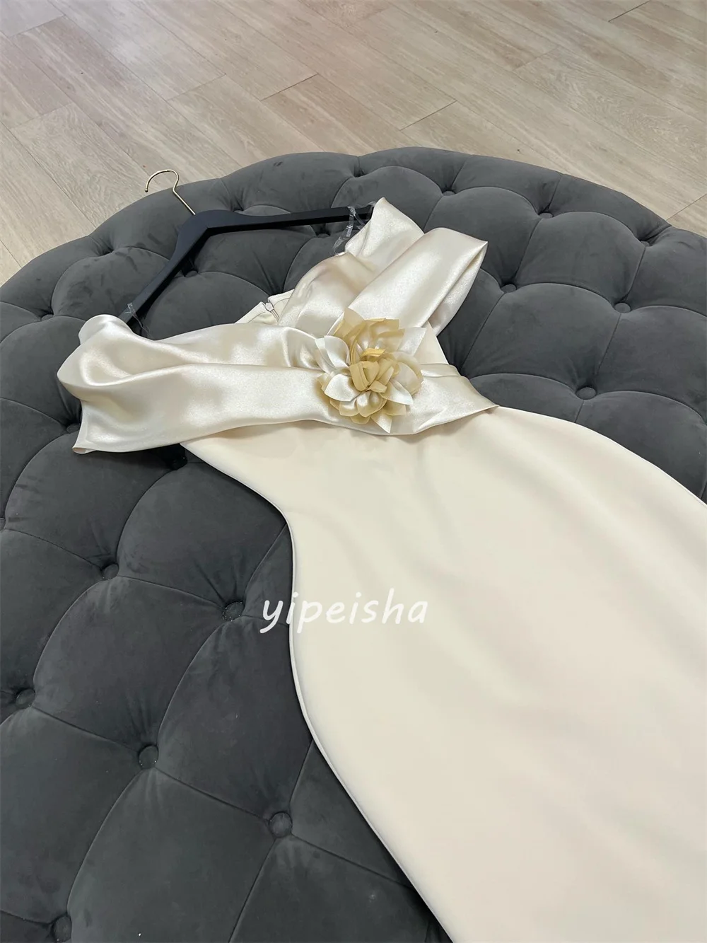 ชุดเดรสยาวปิดไหล่ทรงตรงสไตล์โมเดิร์นที่กำหนดเองหรูหราแฮนด์เมดดอกไม้จีบชุดเดรสโอกาสพิเศษ