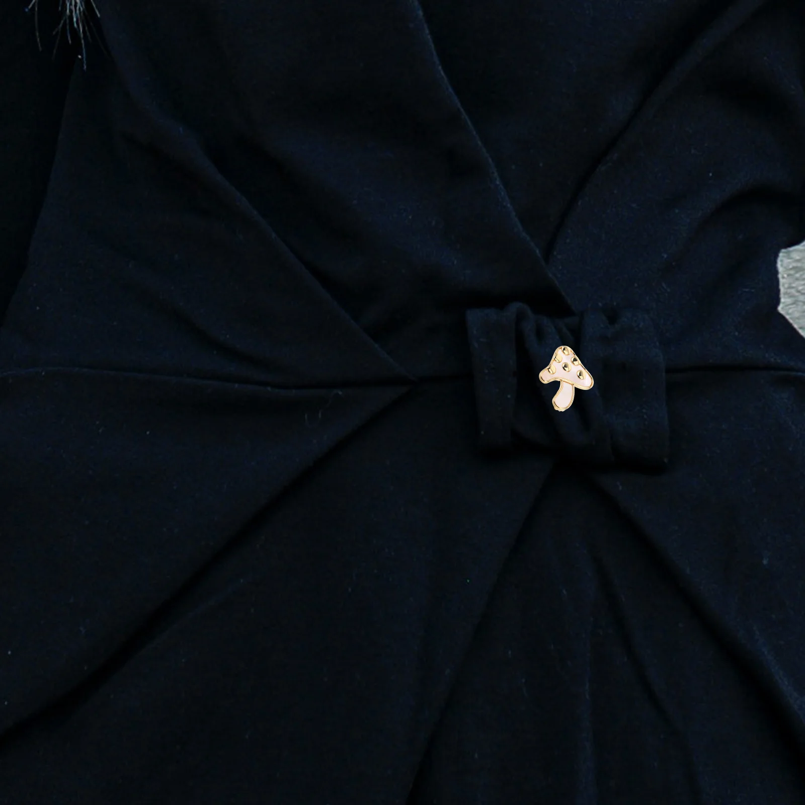 

Lovely Mushroom Brooch Pin Elegant Lapel Badge Fashionable Sweater Dress Scarf Pin Women Accessories