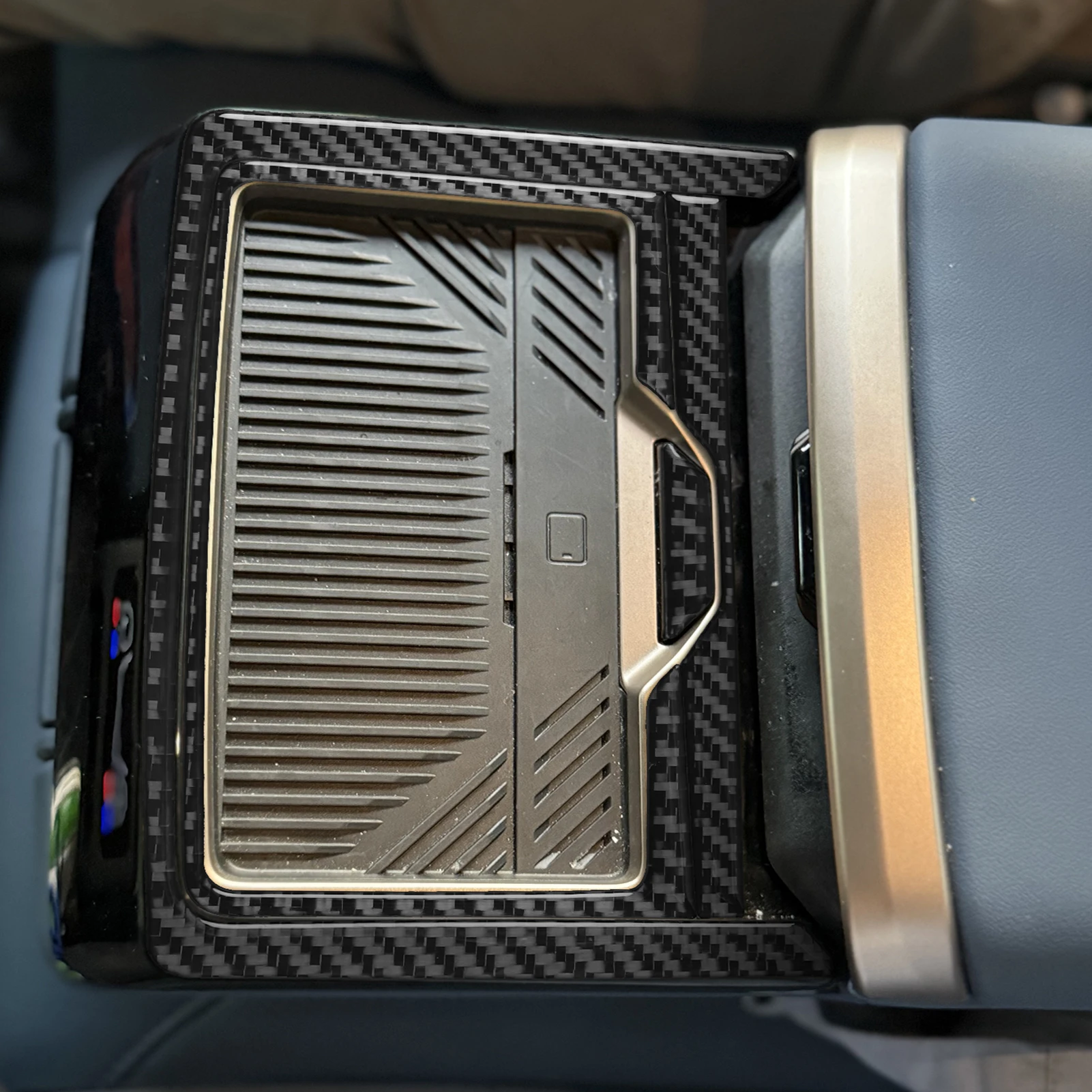 

Углеродное волокно, внутренняя задняя консоль, ящик для хранения, панель, накладка, автомобильные аксессуары, наклейка, наклейка для BMW 5 серии i5 G60 G68 2024+