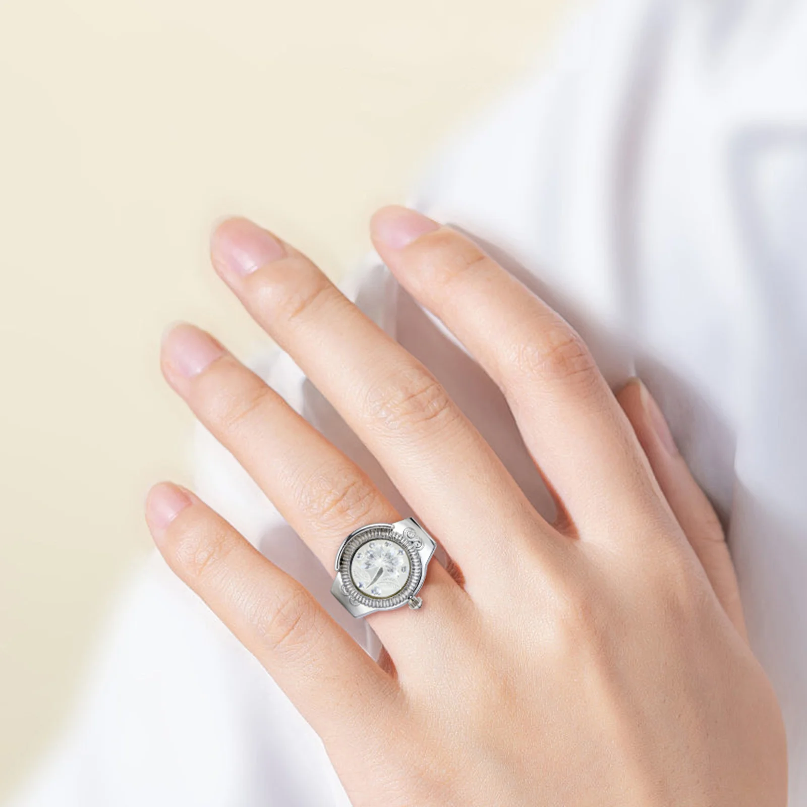 1 Buah Jam Tangan Cantik untuk Wanita Jam Tangan Cincin Modis Keahlian Indah Tampilan Waktu Jelas Ide Hadiah Perhiasan Kecil dan Portabel