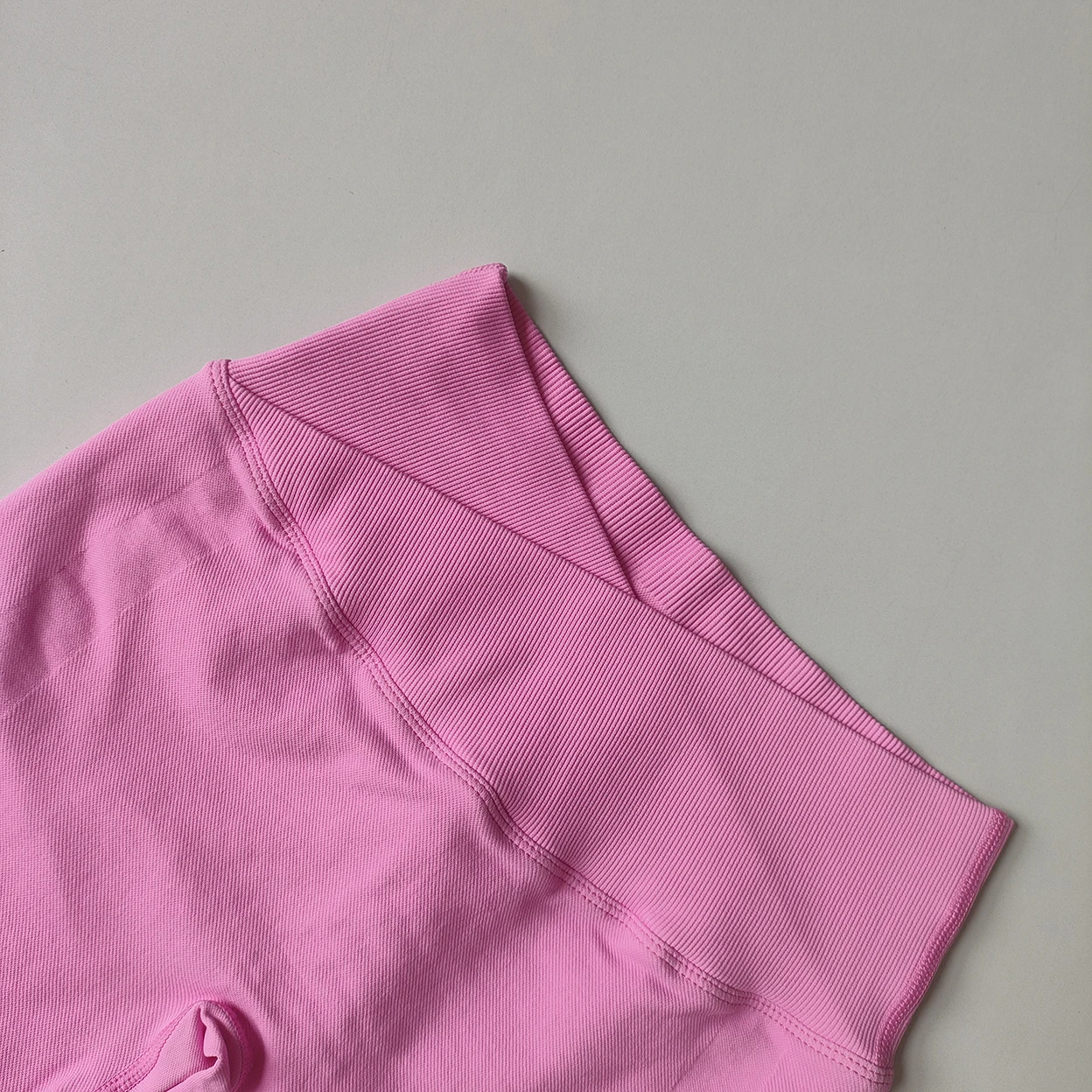 Damen Yoga-Shorts mit Vorderkreuz-Taille, dreiteilig, Hüftstraffend, Schnelltrocknend, Eng Anliegende Sportshorts für Training, Laufen und Fitness – Detail 8