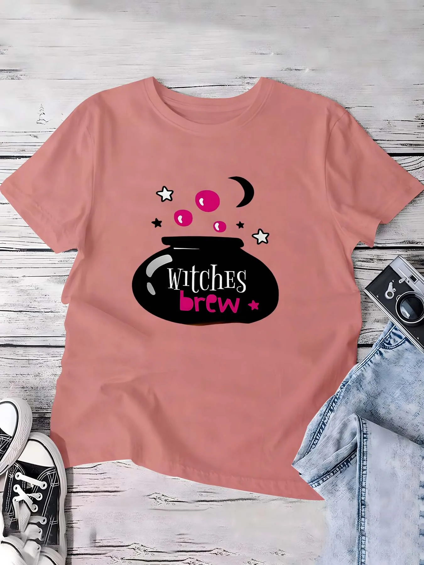 Roupa temática de fermentação de bruxas de Halloween plus size mostrando design mágico de caldeirão com elementos de estrelas e lua para look fashion