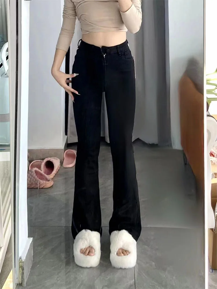 Jean femme pantalon jean jeune femme vêtements empilés à volants plissé drapé fendu fente asymétrique détail côté femme Denim