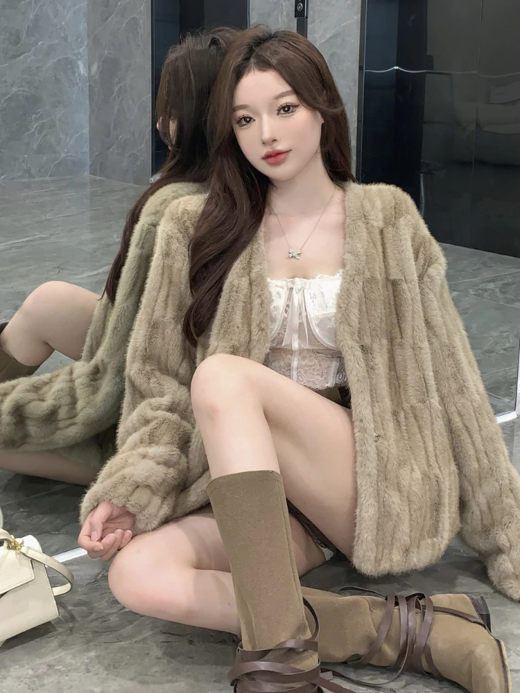 Fur Coat Women's Long-Sleeved Three-Button Coffee Color V-neck Autumn and Winter Lamb Wool Short Loose Slimming Fashion  Casual