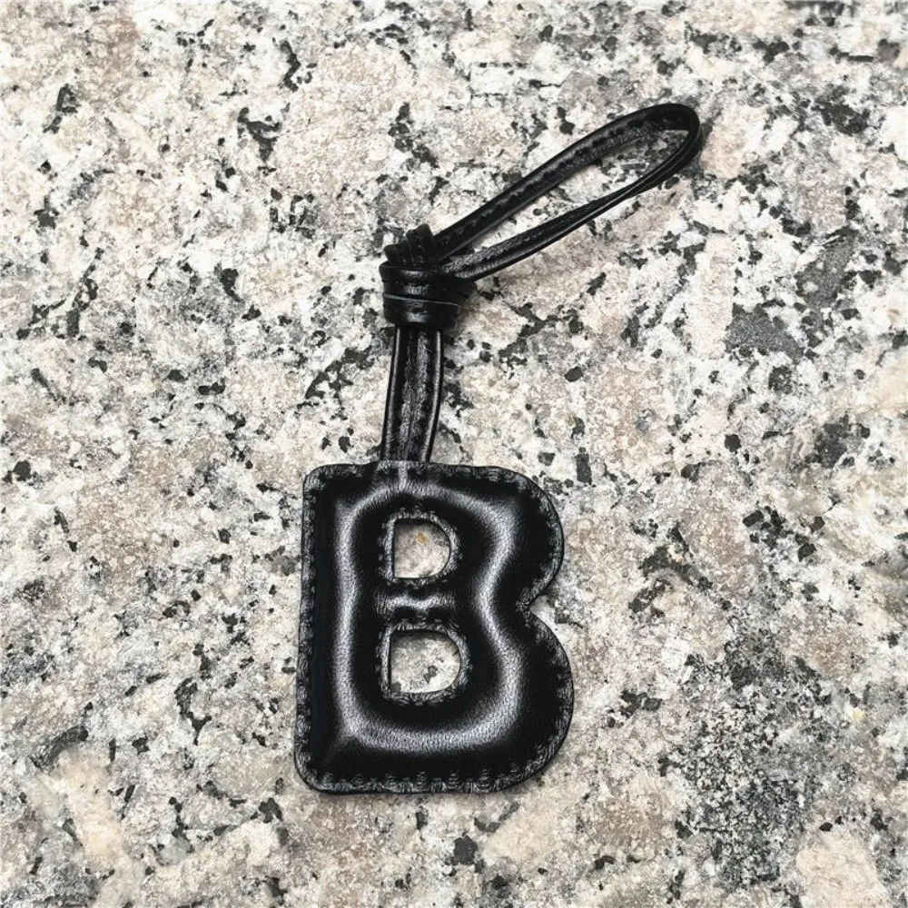 Echtes Schafsleder Alphabet Schlüsselanhänger Hochwertiger 26 Initialen Englischer Buchstaben Taschenanhänger Schwarzer Personalisierter Schlüsselring Anhänger – Detail 11