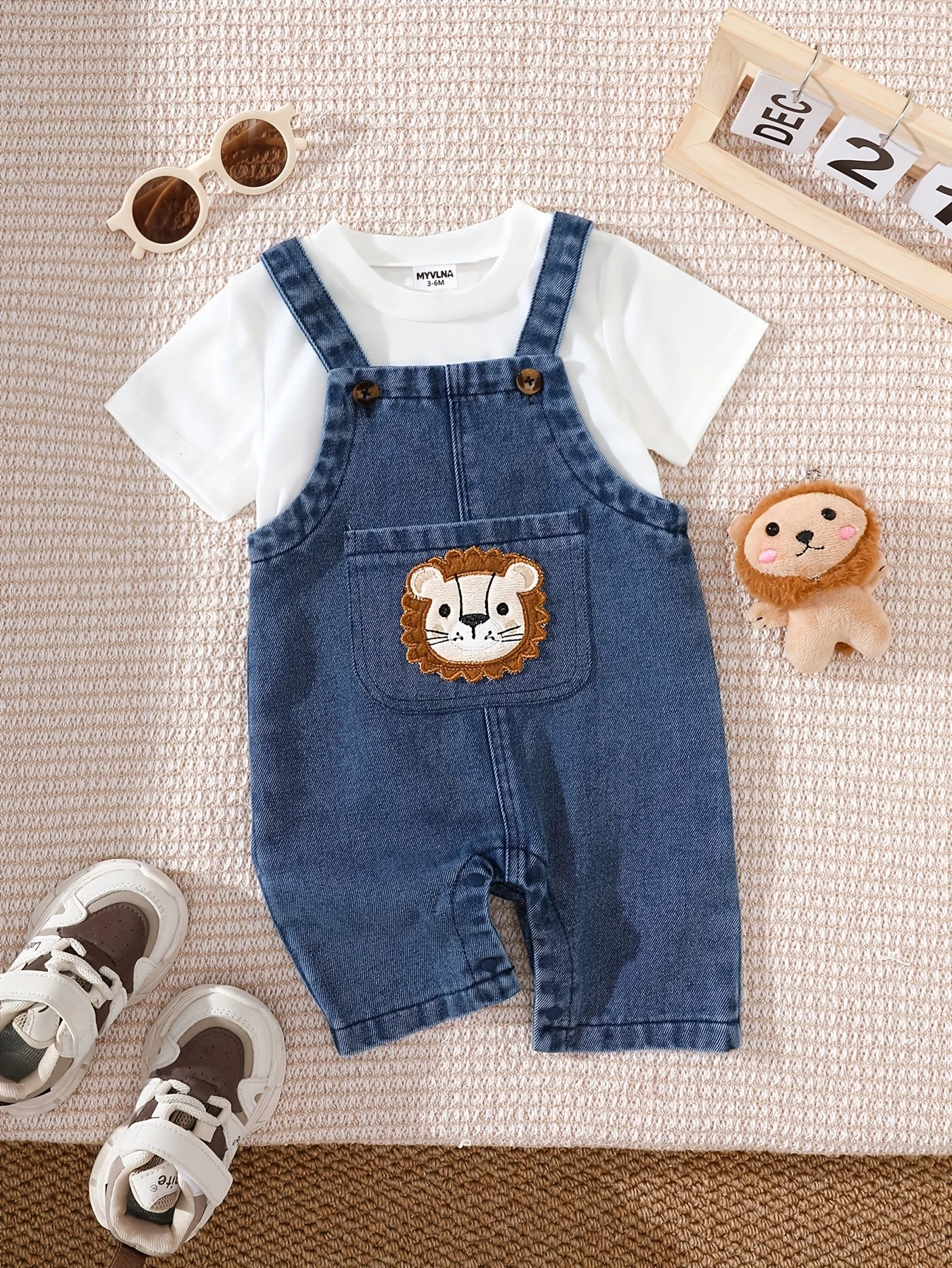 Two-Piece Set for Baby Boys: Casual and Versatile Style for Spring and Summer, Featuring a Round-Neck Short-Sleeve Top and Stylish Pocket Lion Patch Overalls