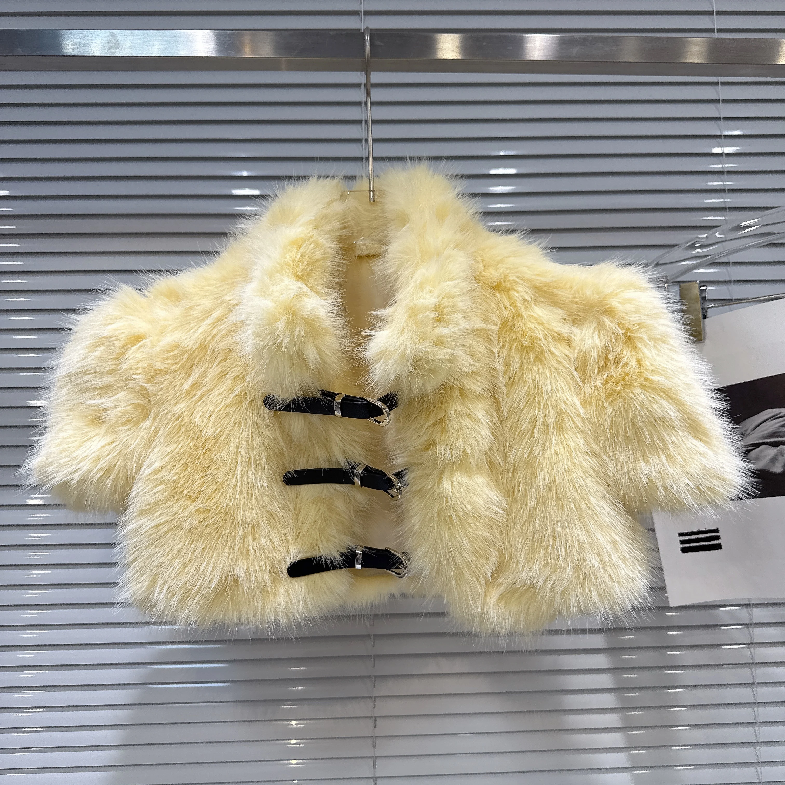 

2025 зимнее новое модное ультра короткое пальто из искусственного меха с короткими рукавами для девочек, шаль для женщин