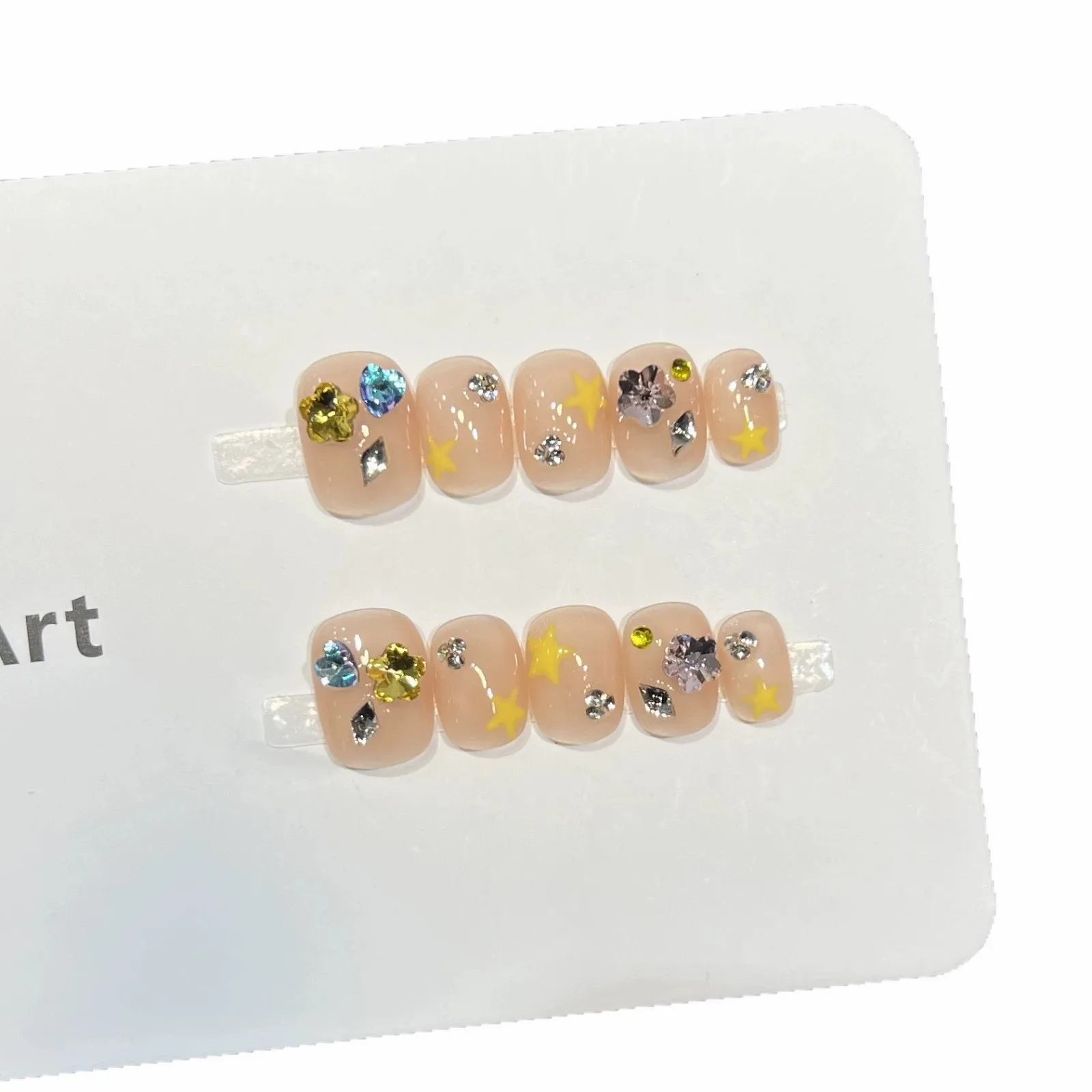 10 szt. Urocze sztuczne paznokcie w stylu Ins, ręcznie robione paznokcie dociskane, kwadratowe krótkie paznokcie w kolorze nude z gwiazdkami, cukierkowe cyrkonie, ozdobne, do noszenia.
