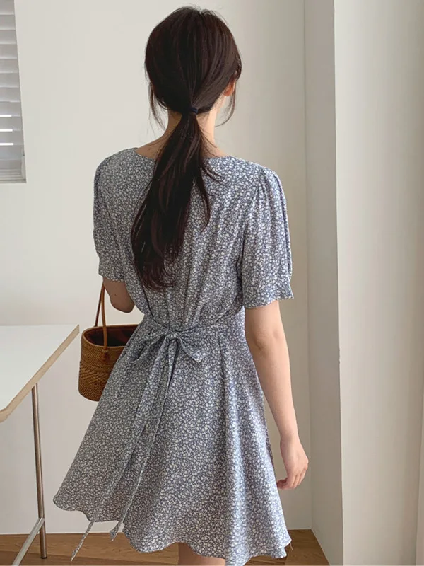 فستان صيفي جديد أنيق بتصميم نحيف مع ربطة عنق مربعة الشكل، أنيق وأنثوي ومناسب لمختلف المناسبات