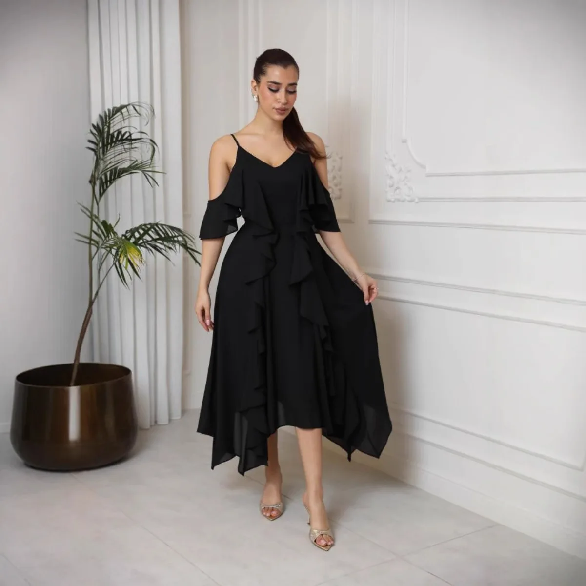 เดรสสายเดี่ยวทรงแคมิสสำหรับผู้หญิง คอลึก ทรงเข้ารูป ใส่สบายสำหรับฤดูร้อน ดีไซน์เปิดไหล่ คอวี สายเดี่ยว เอวสูง กระโปรงบานใหญ่ แต่งระบาย