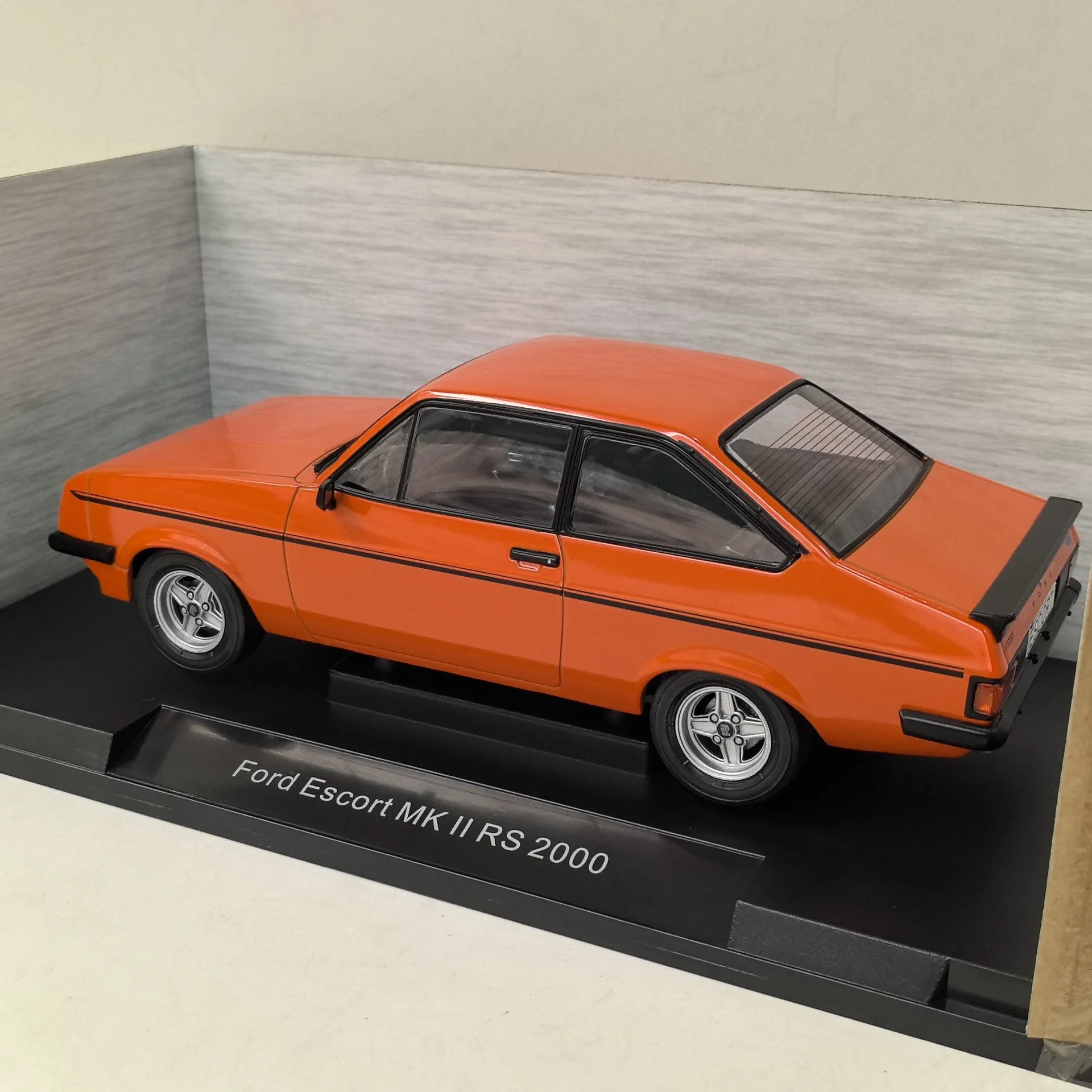 Diecast MCG 1/18 Scale FORD ESCORT MKII RS 2000 O2 Alloy Car Model - view 5
