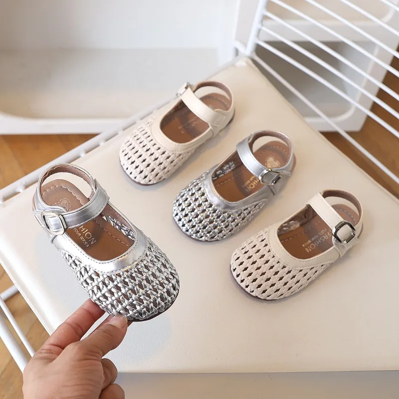 أحذية بناتي جديدة لعام 2025 صنادل صيفية للأطفال غير قابلة للانزلاق نعل ناعم أحذية الأميرة المريحة والمسامية للأطفال #1