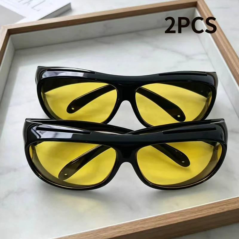 

2Pcs high-brightness yellow night vision lenses, high-brightness pure black integrated PC all-inclusive frame, the streamline fits the eye area, and it is stable and does not slip when worn.