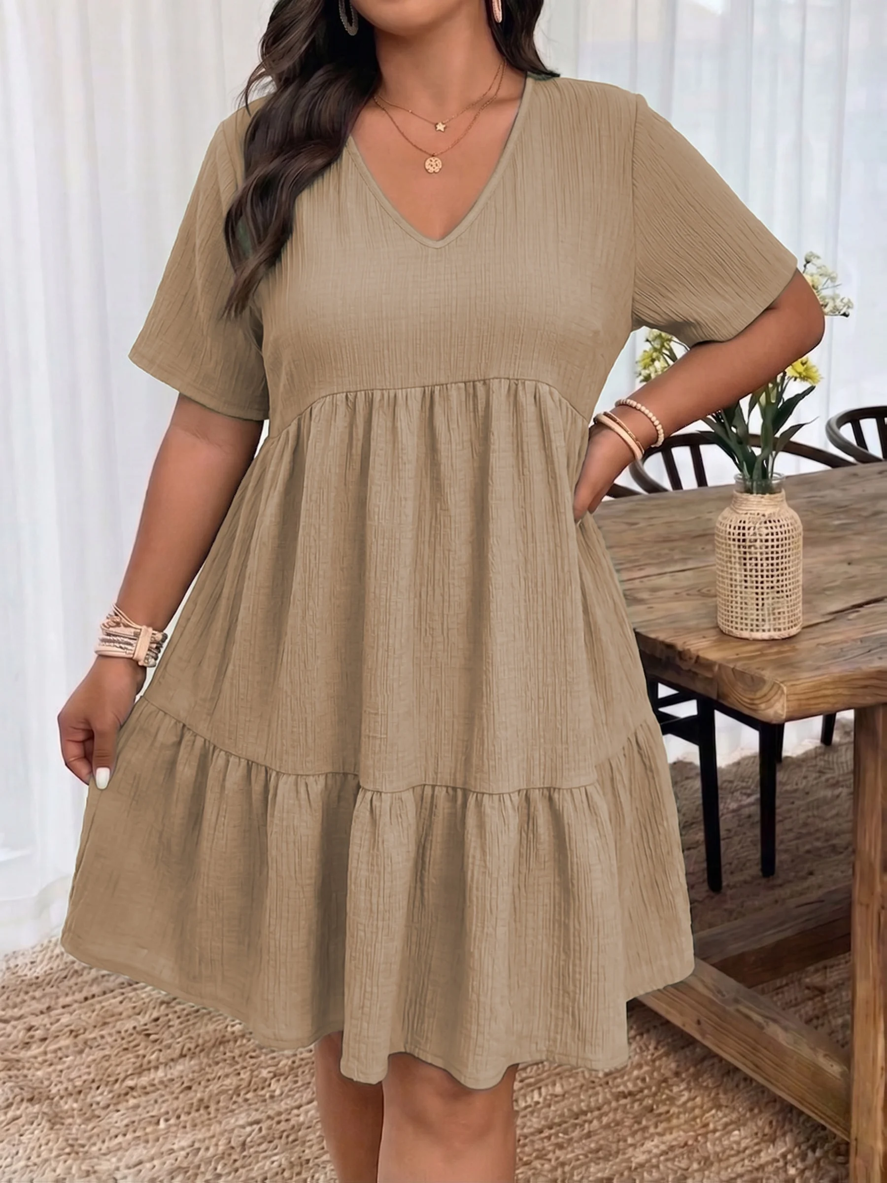 Stilvolles Plus-Size-Damenkleid mit V-Ausschnitt und Stufenrock für Alltagseleganz – Detail 7
