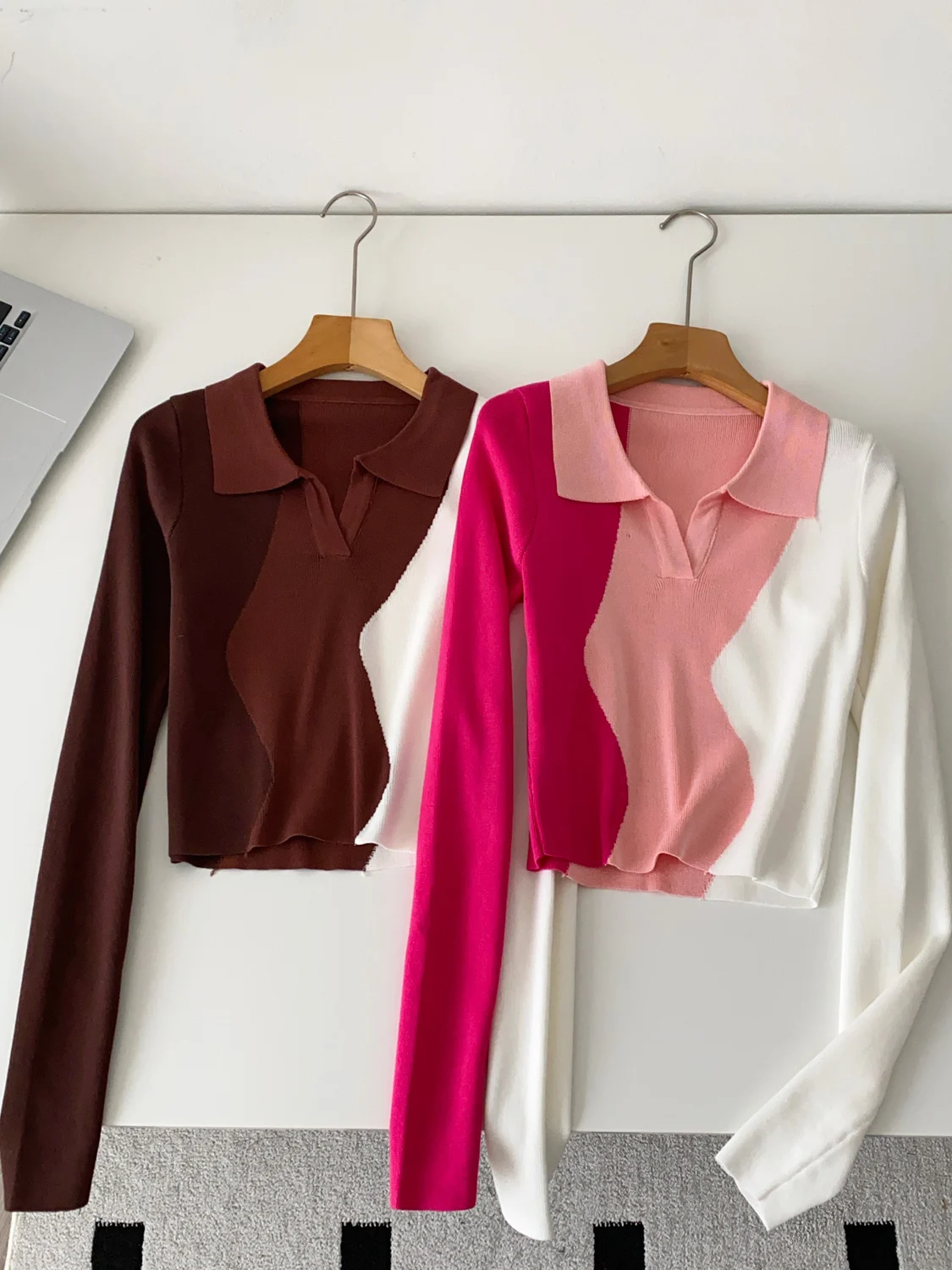 

Foamlina 2025 New Fashion Women's Color Block Knitted Crop Top Elegant Polo Collar Long Sleeve Slim Fitted Pullovers for Autumn