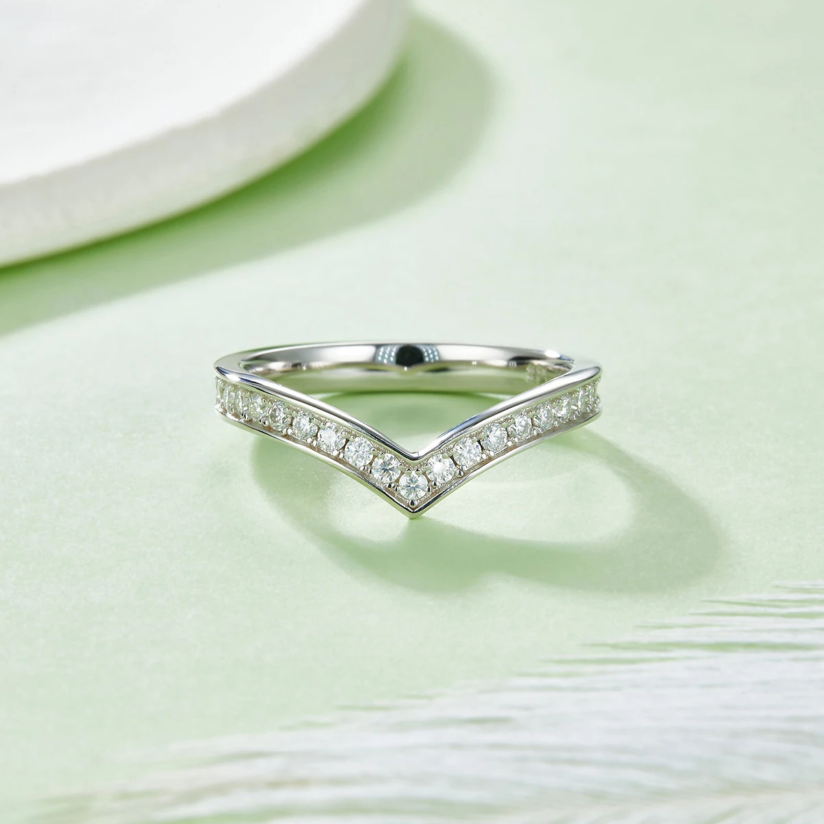 

Minimalist V-Row Moissanite 60 Points D-Grade Ring Full Circle Guard S925 Silver Plated Platinum For Women Gift