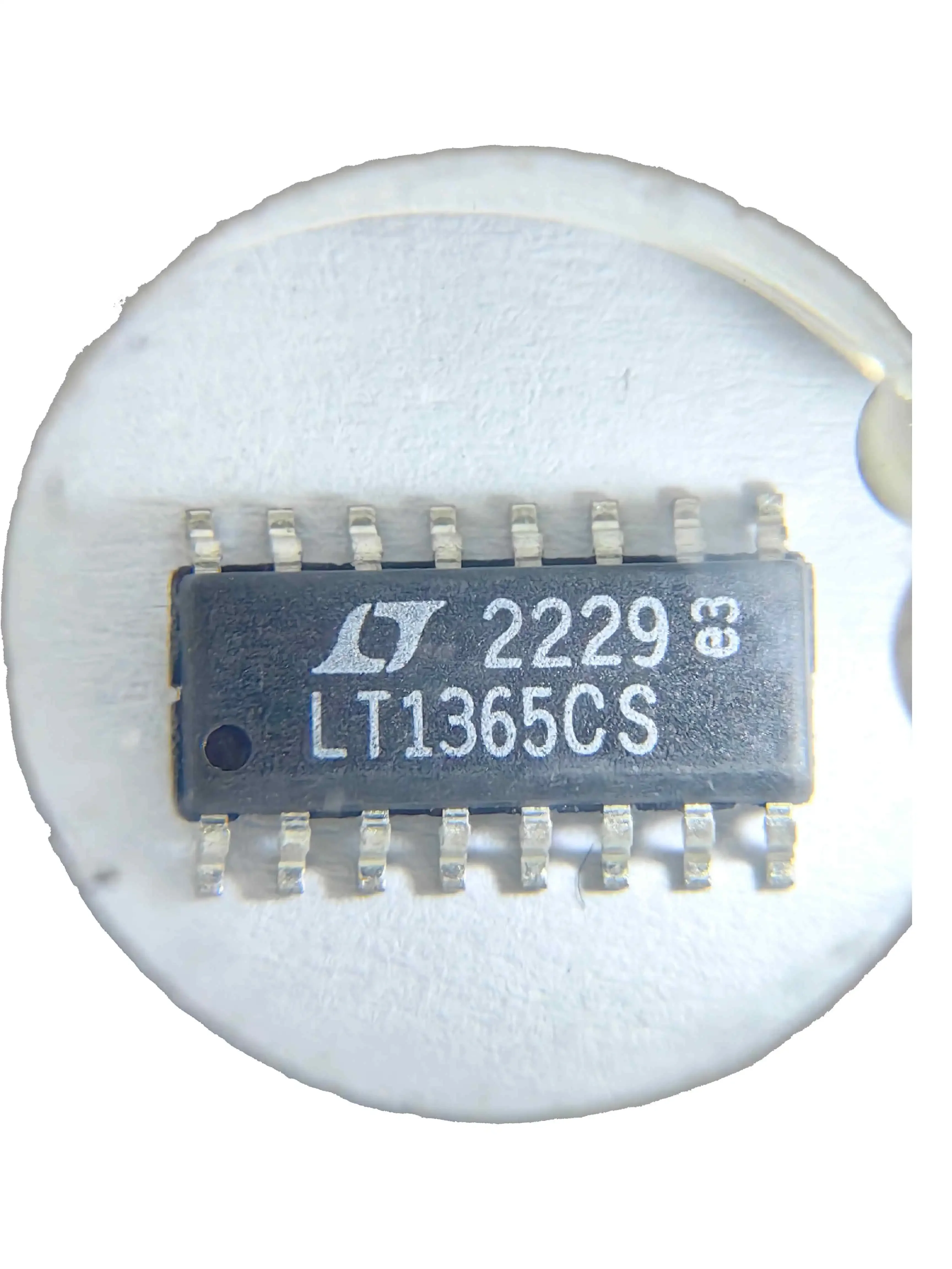 LT1365CS LT1365 - Dual and Quad 70MHz, 1000V/µs Op Amps