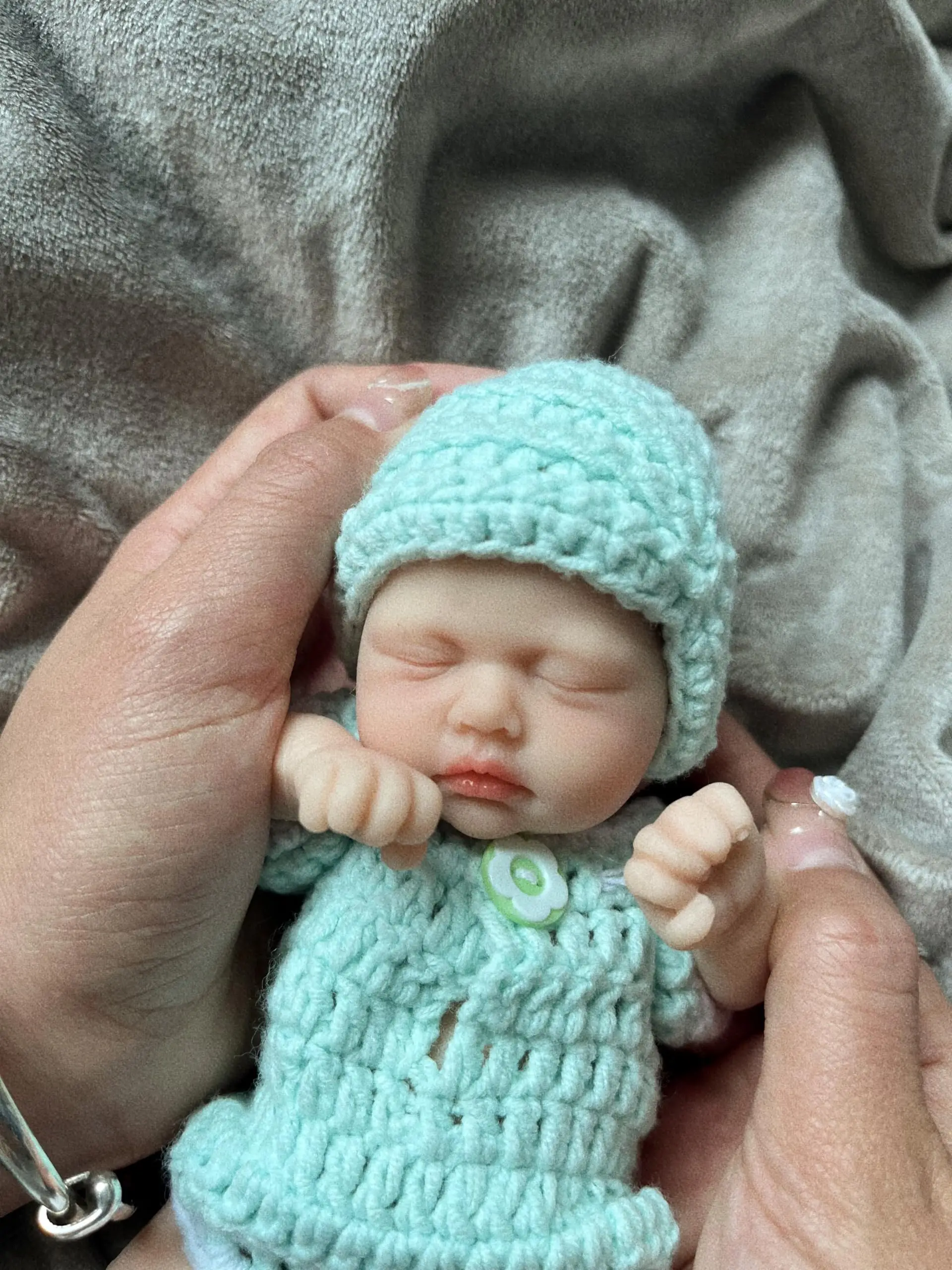 7 Zoll Miniatur-Silikon-Schlafpuppe mit Fütterungszubehör Lebensechte Weiche Realistische Mini-Puppe für Sammler – Detail 2
