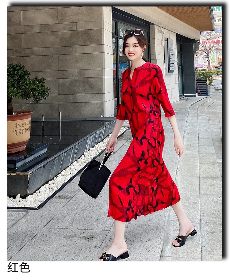 HOT SELLING Line wave print gradient color three quarter Miyake dress women's v-neck pleated dress  IN STOCK