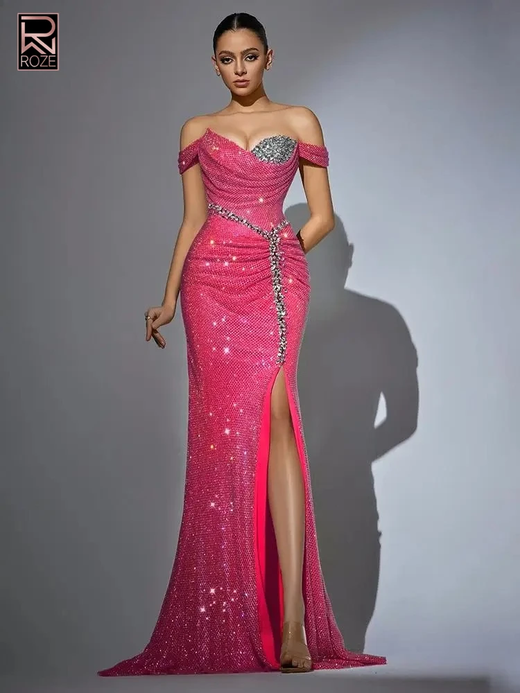 ชุดราตรีสีชมพูบานเย็นแบบเปิดไหล่ ประดับคริสตัลและดีเทลผ่าสูง สำหรับงานปาร์ตี้หรืองานพรอม
