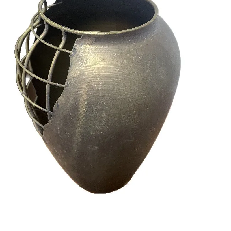 

Sand wind wrought iron vase creative hollow design simple flower pot decoration bed and breakfast living room