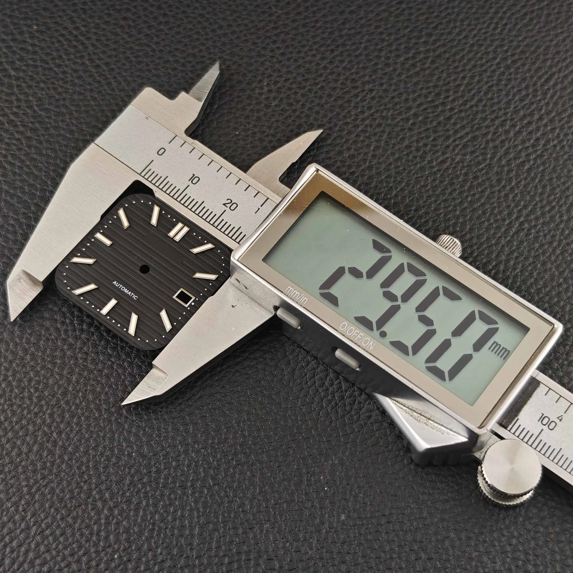 29.5 مللي متر مناسب لقرص الساعة NH35 المربع باللون الأخضر المضيء والمؤشر مناسب لقطع غيار ساعة الحركة NH35