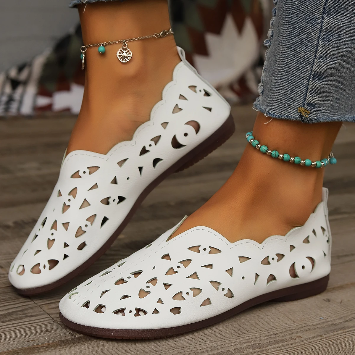 Women Flats Sandals Hollow Out Fashion Party Sandals Casual Lightweight Women Shoes Outdoor Luxury Shoes Slip on Flat Loafers