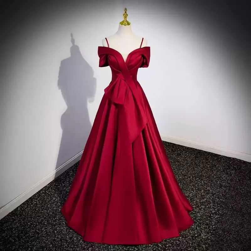 فستان حفلة موسيقية مذهل باللون العنابي - على الكتف من الساتان مع أشرطة وتفاصيل فيونكة كبيرة