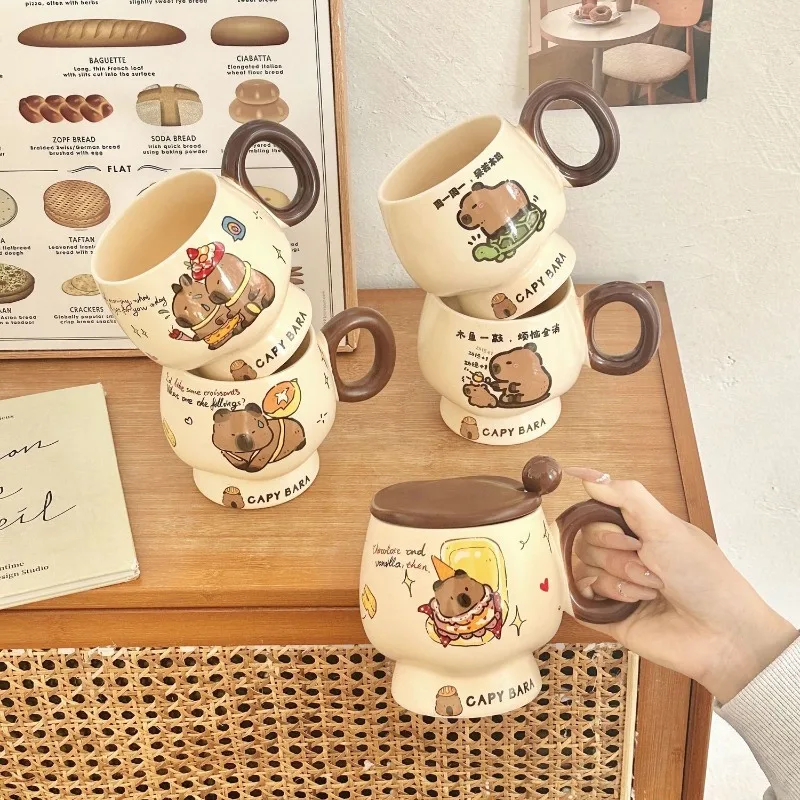 Bonita taza de cerámica de capibara con tapa, diseño divertido, taza de té y café, artículos para beber creativos para oficina y hogar, regalo exquisito, versátil y suave