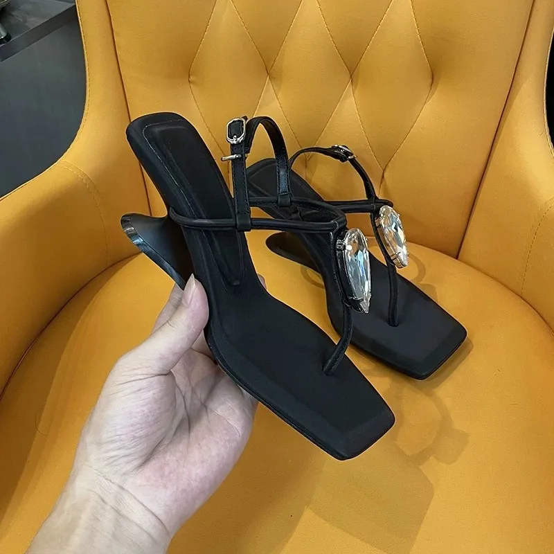 2026 Neue französische Retro-Keilsandalen mit Zehenriemen für Damen, Sommer, passend zu Kleidern, Märchenhafte Urlaubs-Strandschuhe im römischen Stil