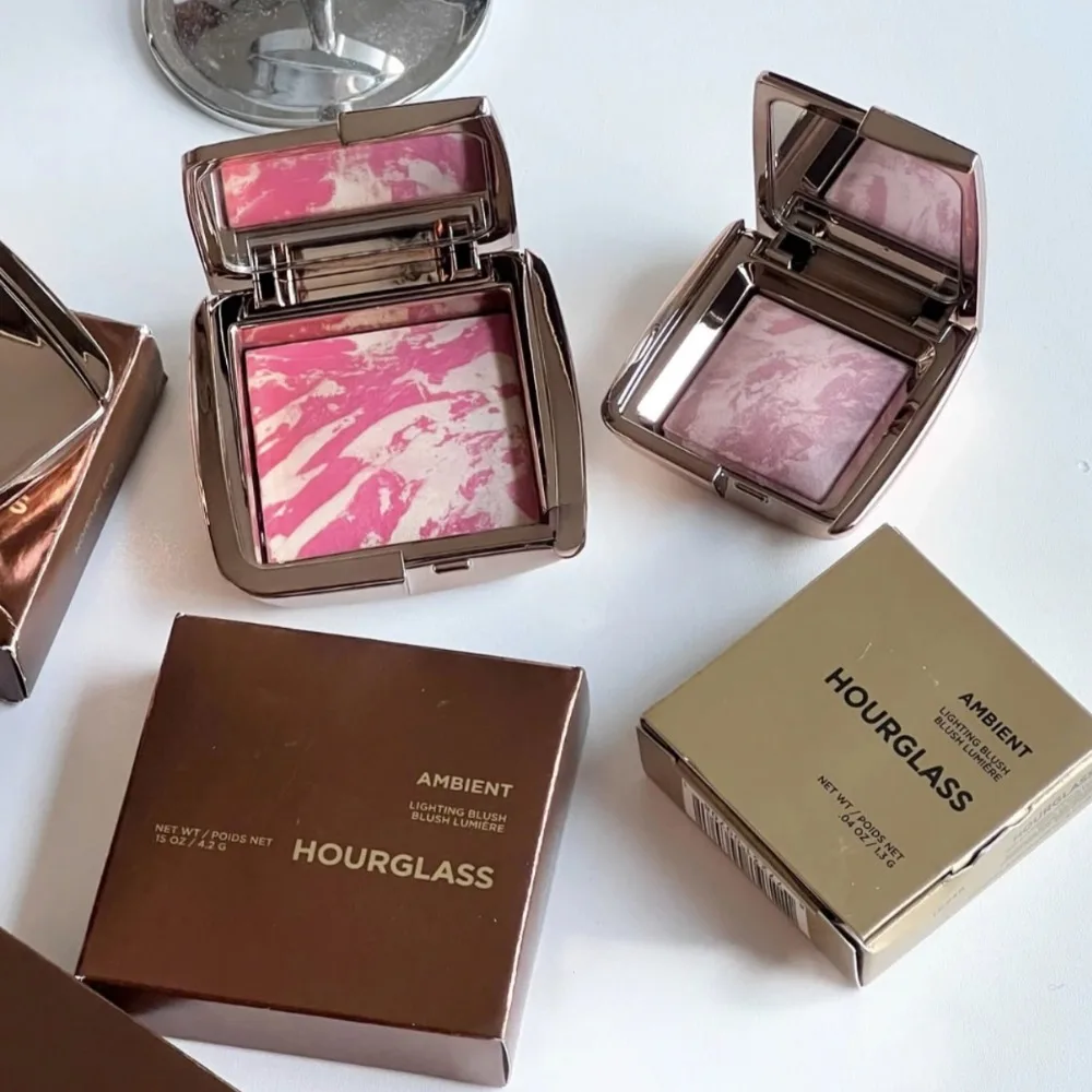 

Румяна Hourglass Ambient Lighting: Мягкие, натуральные, матовые, стойкие, с эффектом мраморного сияния, придающие эфирное сияние и теплый оттенок, создающие настроение.