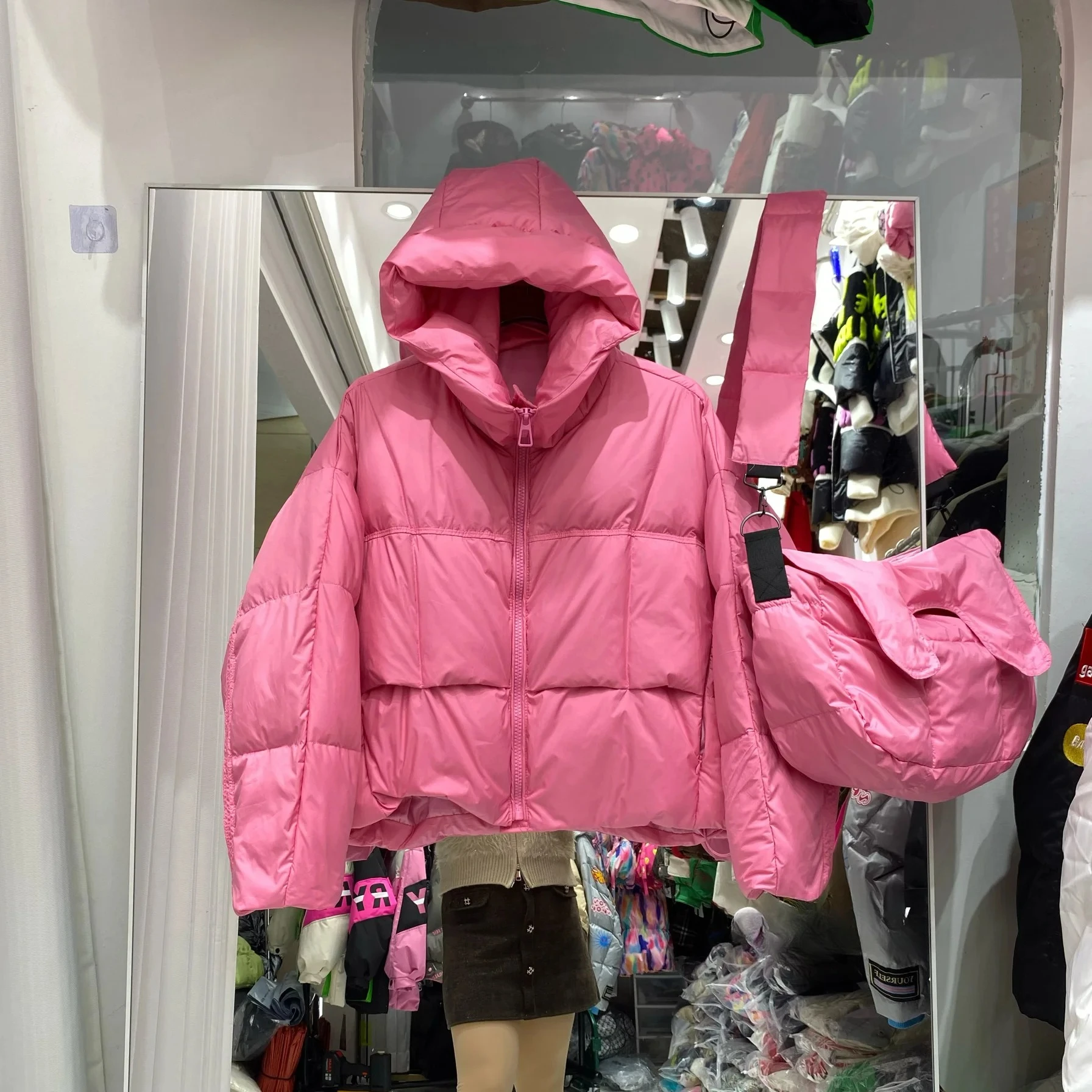 Piumini corti in piumino d'anatra bianco Capispalla larghi con borsa 2025 Nuovo piumino invernale da donna color caramello con cappuccio femminile