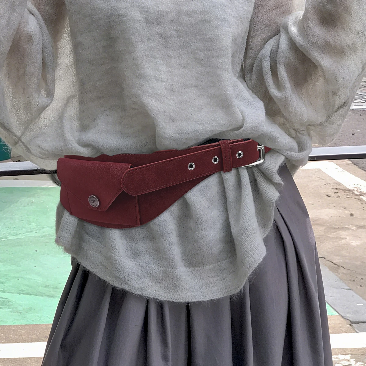 a-nova-bolsa-de-cintura-feminina-de-cinto-largo-vermelho-ankela-com-um-cinto-decorativo-combina-bem-com-uma-saia