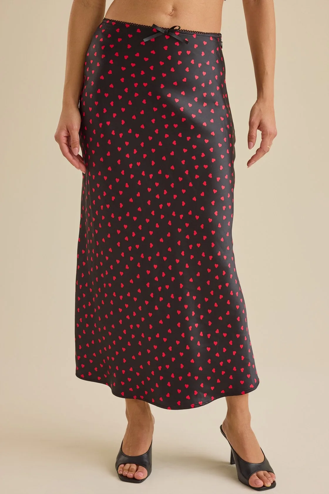 

Придайте шикарный вид с нашей черной полуюбкой – идеально для весны! Доступны размеры S, M, L, XL