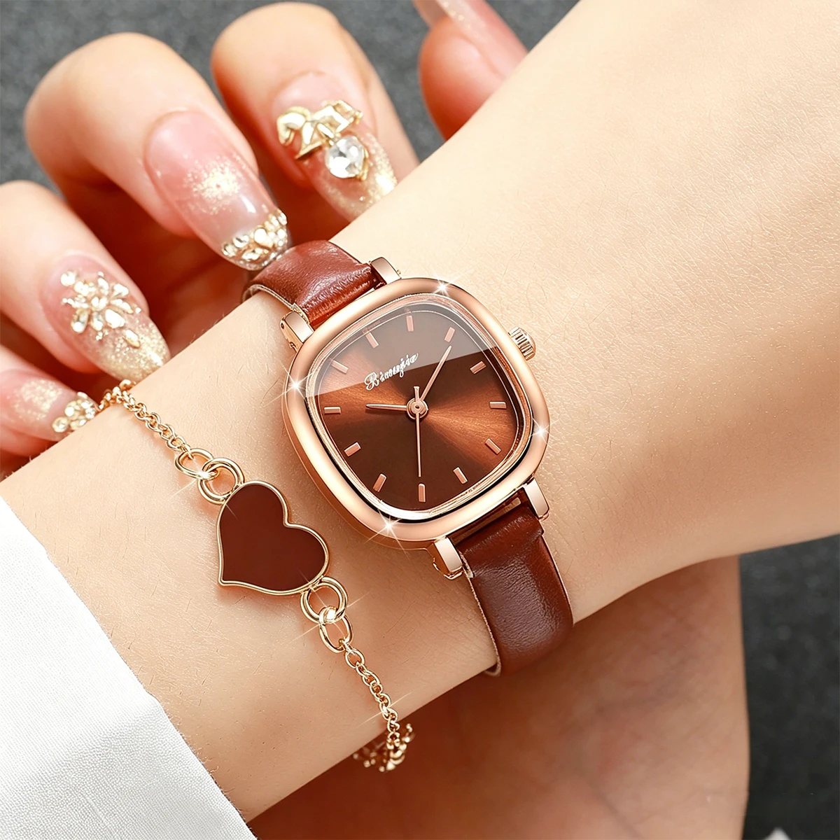 5-teiliges Modisches Damen-Uhren-Set mit Herz-Schmuck, Elegante Quarz-Armbanduhren mit Lederarmband und Modischen Accessoires als Geschenk (Ohne Box) – Detail 2