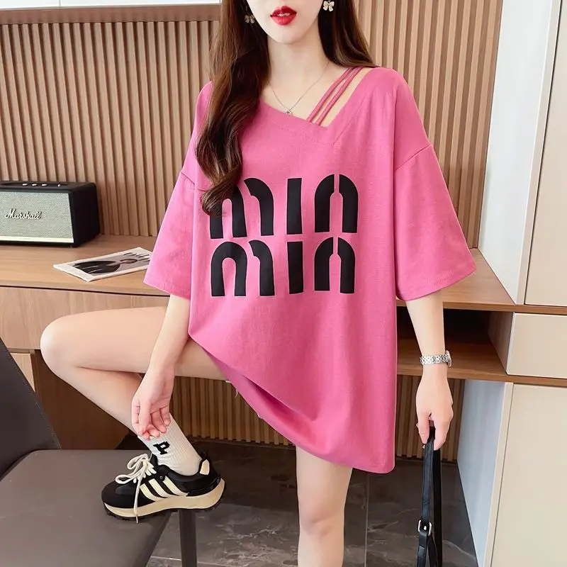 

Модные футболки с косым воротником и принтом букв, женская одежда, весна-лето 2024, новые повседневные топы, свободная корейская футболка